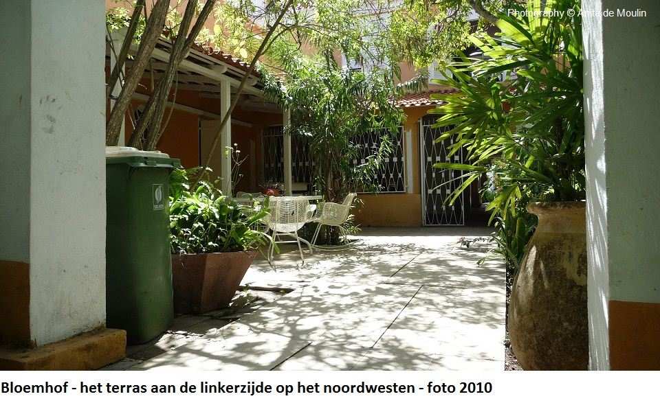 15. Bloemhof terras aan de linkerzijde 2010